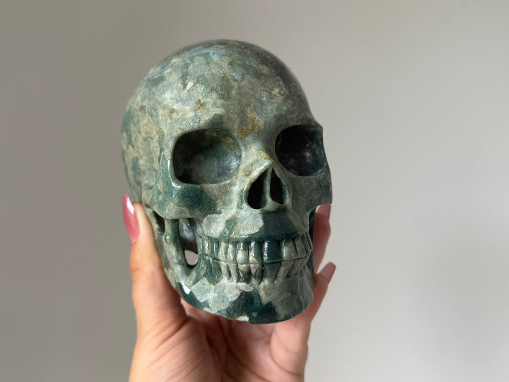 Moss Agate & Quartz Crystal Skull Carving – Natural Green Skull Stone for Grounding & Growth