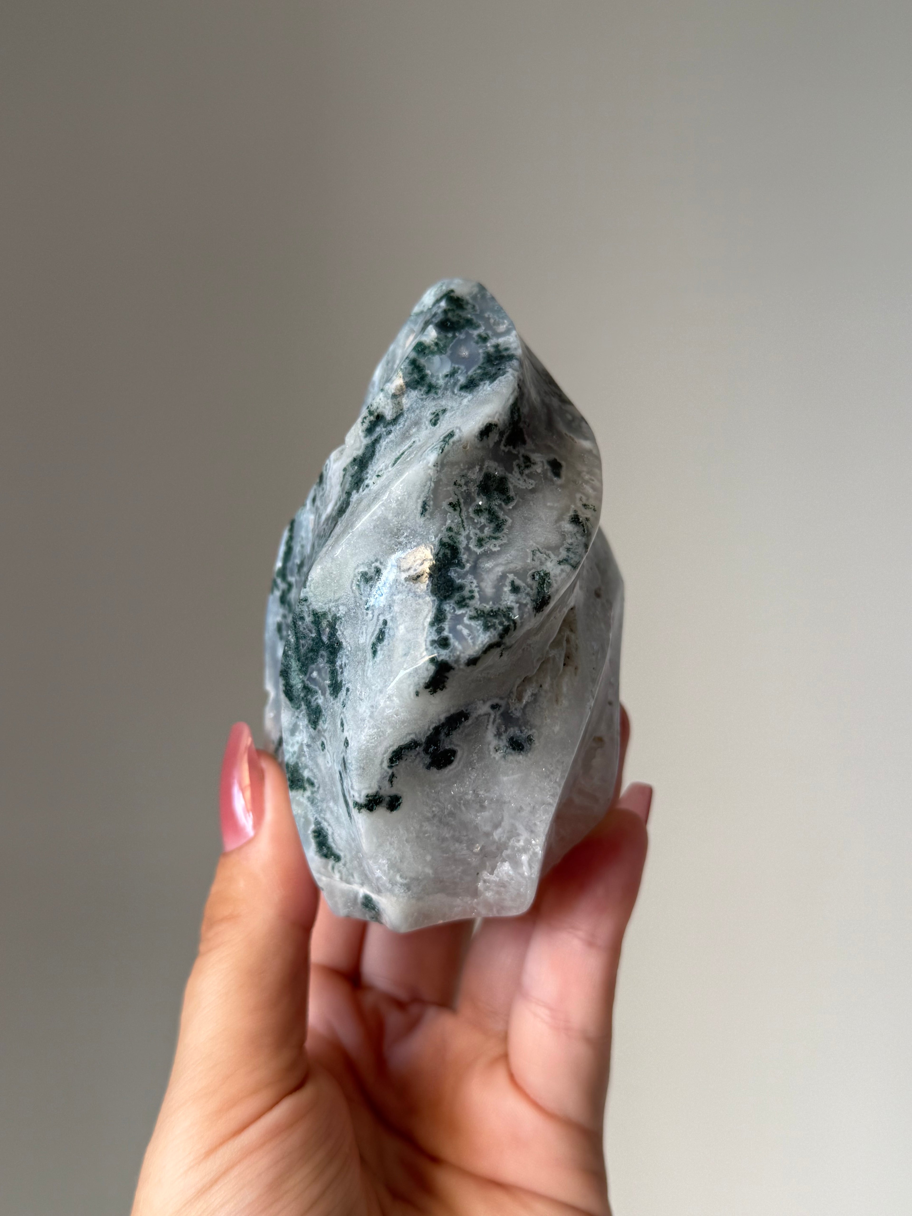 Moss Agate Flame Carving – Natural Moss Agate Crystal for Grounding, New Beginnings & Meditation Decor