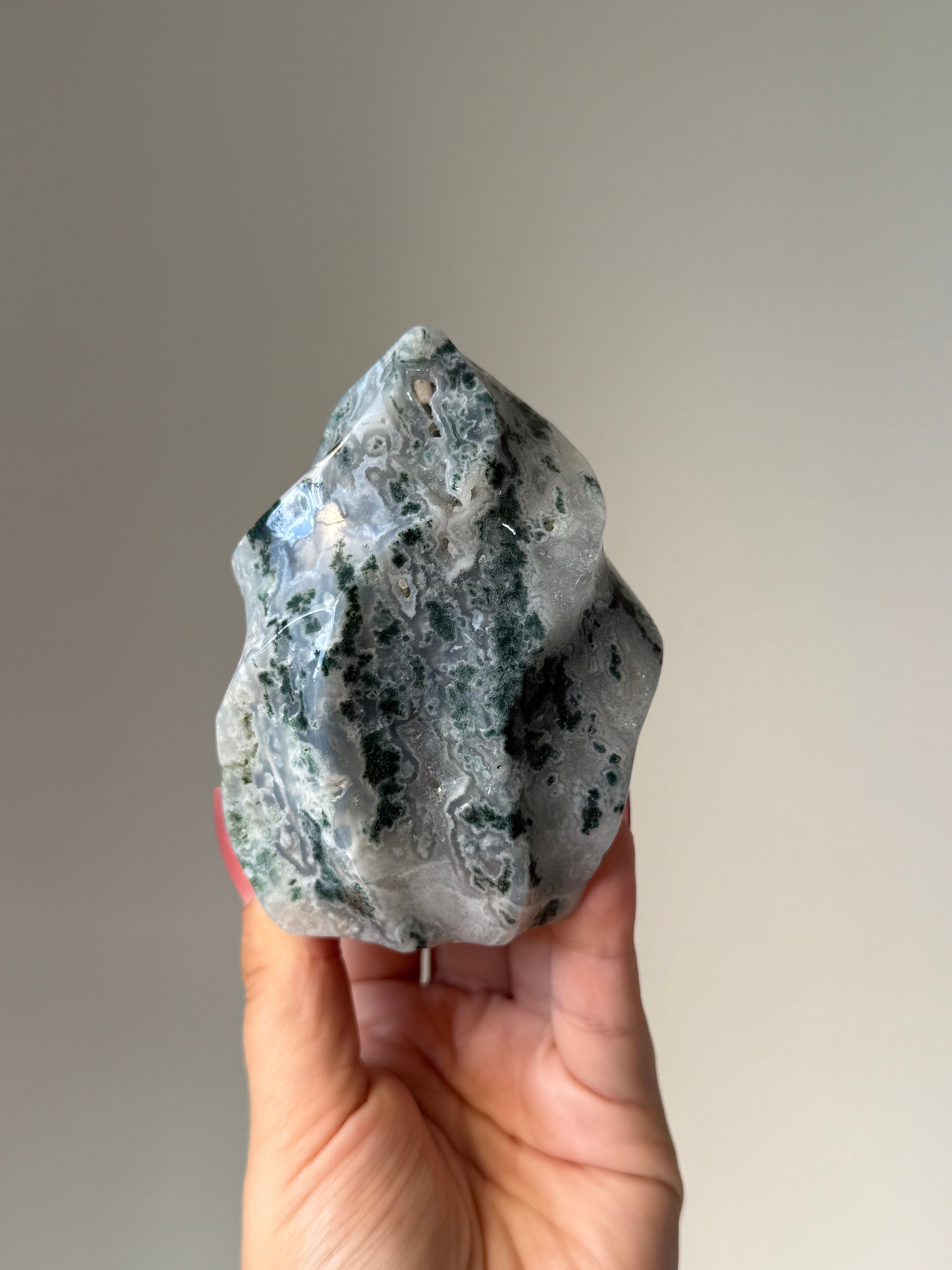 Moss Agate Flame Carving – Natural Moss Agate Crystal for Grounding, New Beginnings & Meditation Decor