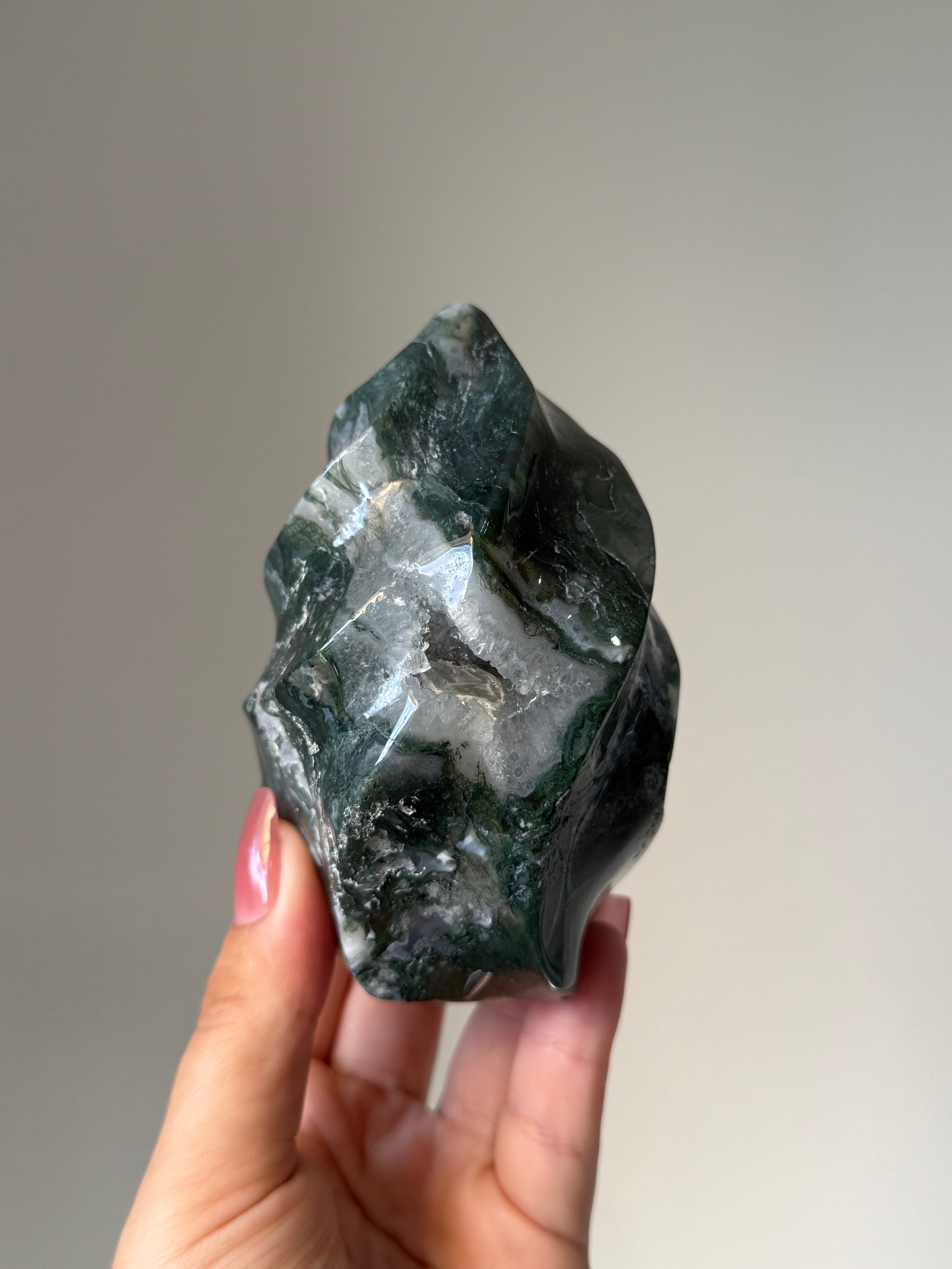 Moss Agate Flame Carving – Natural Moss Agate Crystal for Grounding, New Beginnings & Meditation Decor