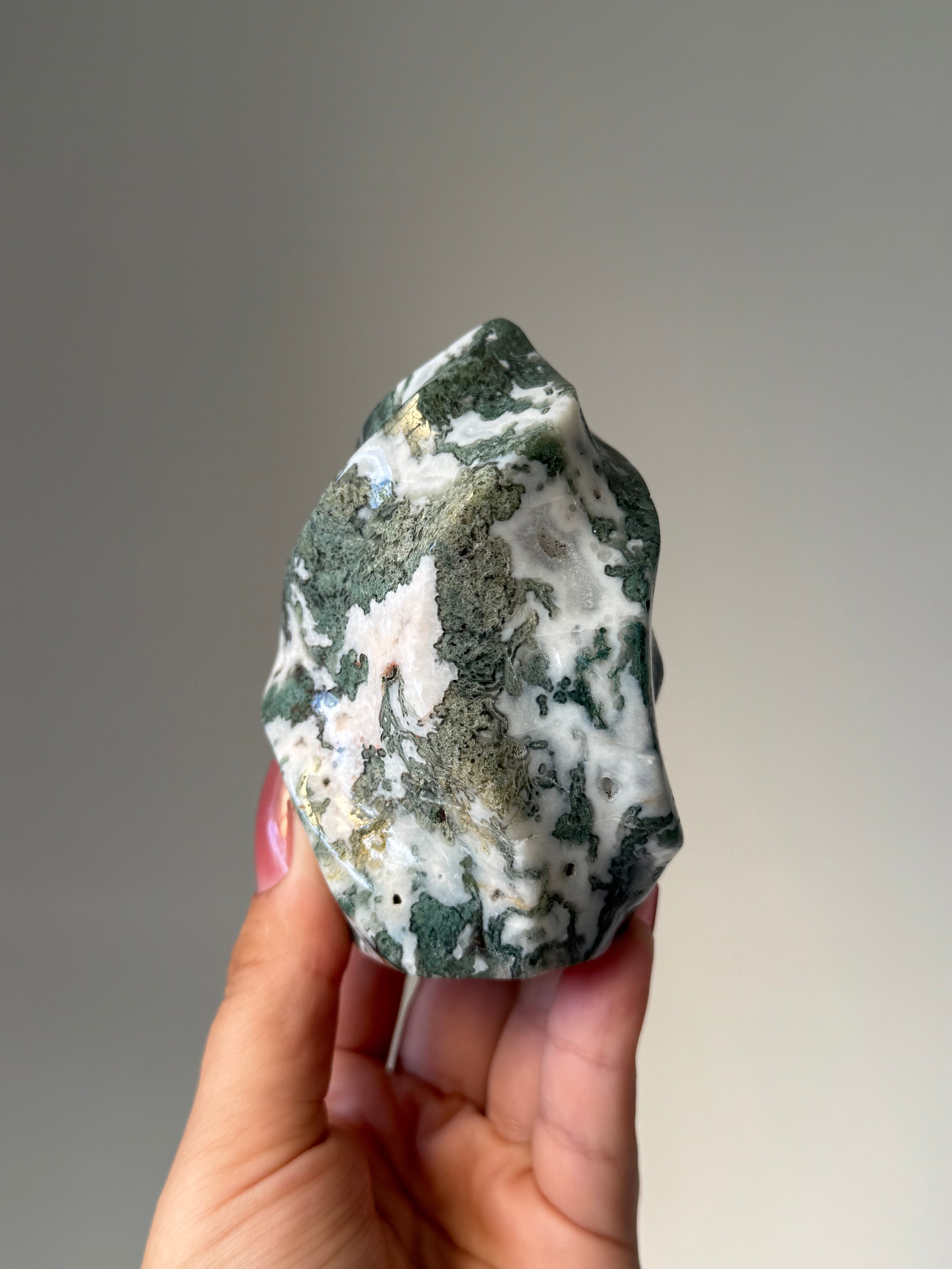 Moss Agate Flame Carving – Natural Moss Agate Crystal for Grounding, New Beginnings & Meditation Decor