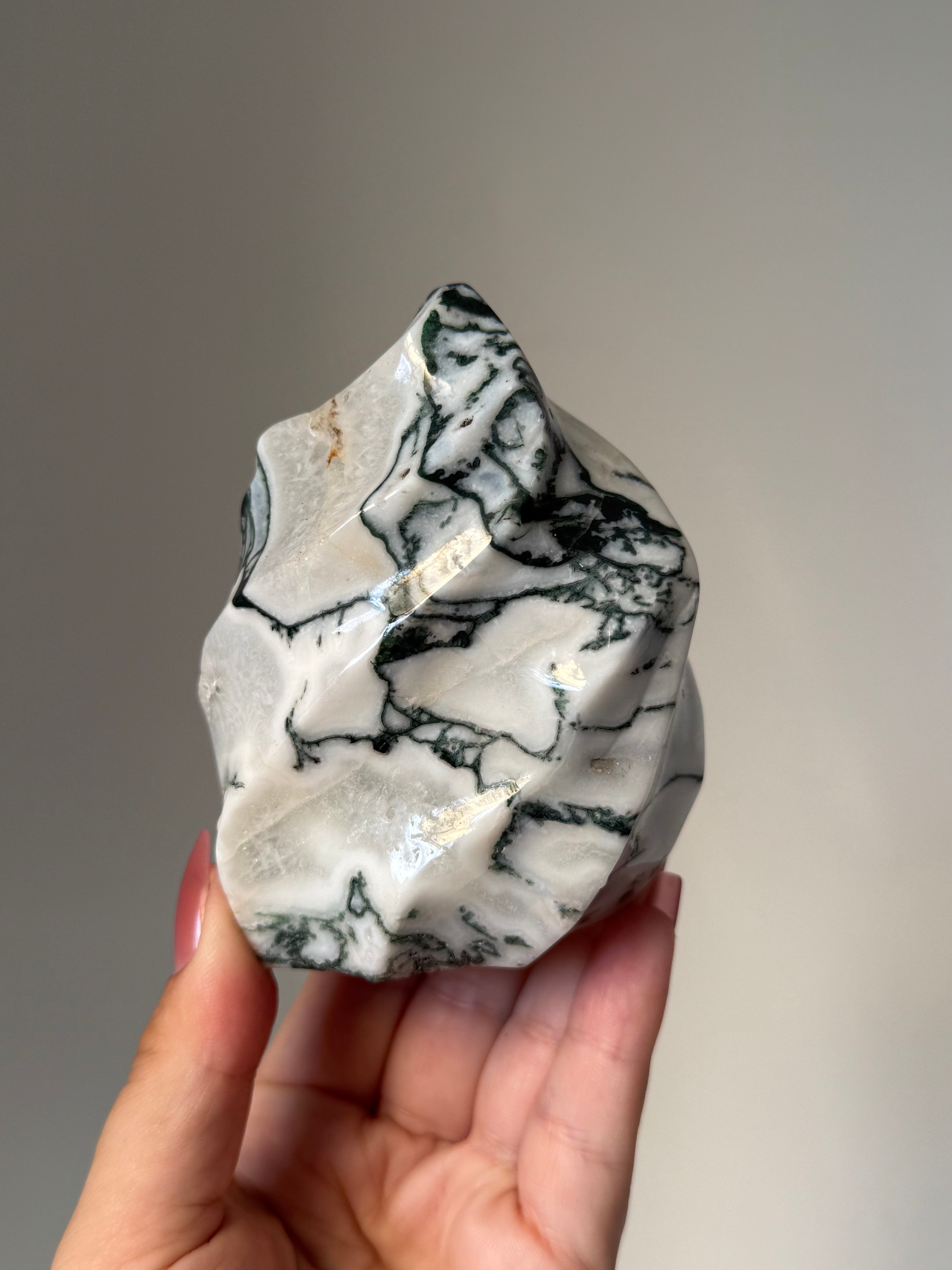 Moss Agate Flame Carving – Natural Moss Agate Crystal for Grounding, New Beginnings & Meditation Decor