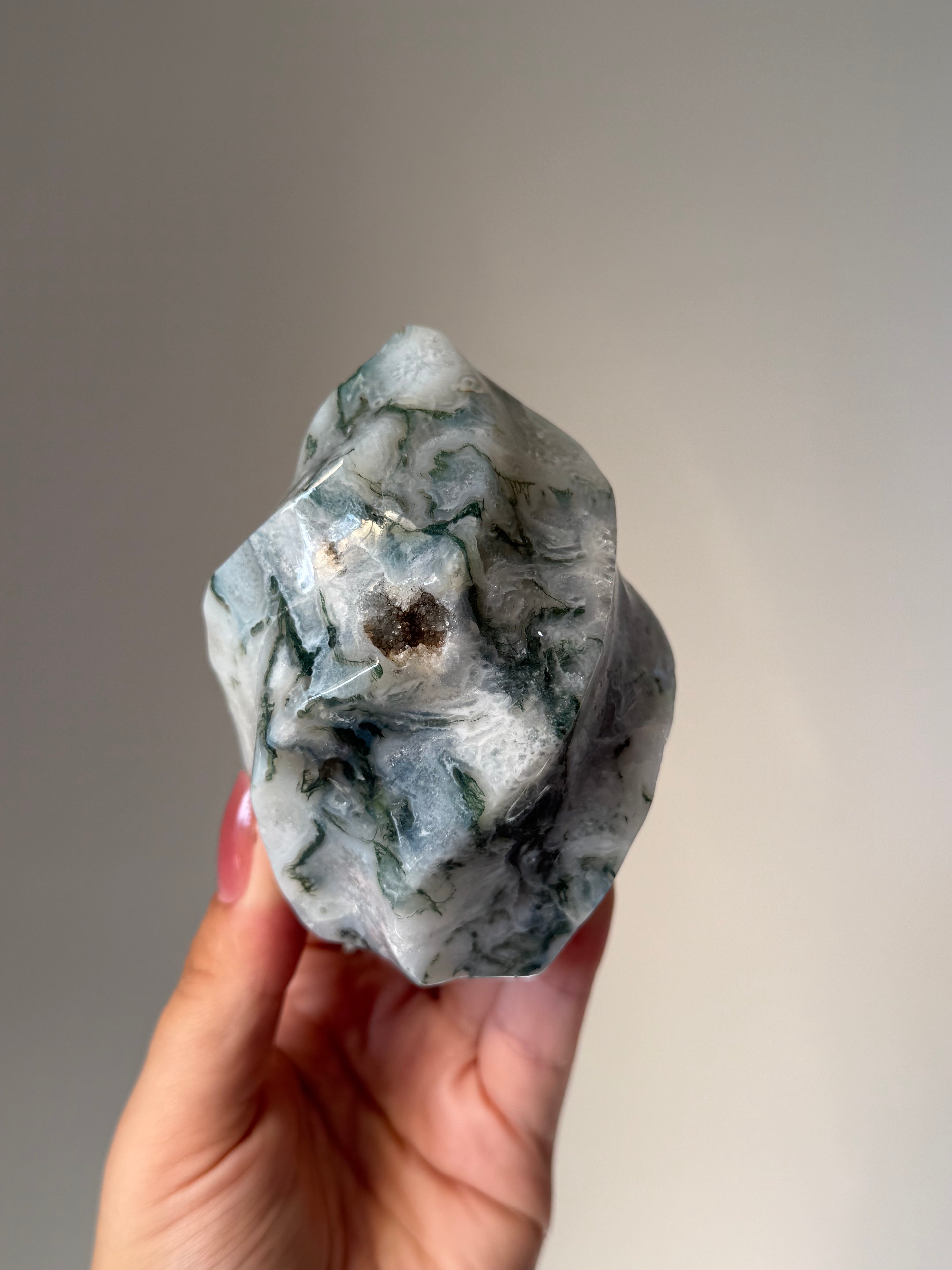 Moss Agate Flame Carving – Natural Moss Agate Crystal for Grounding, New Beginnings & Meditation Decor