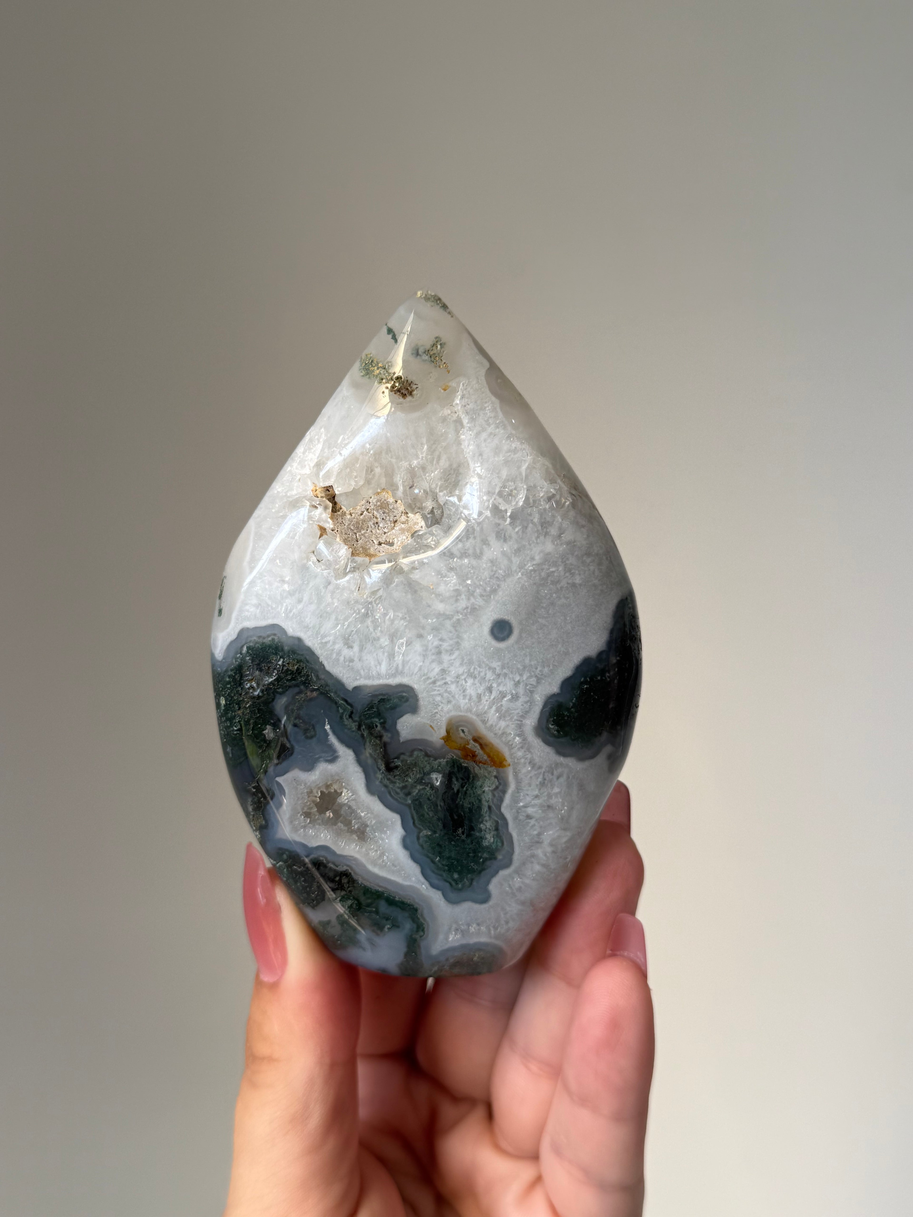 Moss Agate Flame Carving – Natural Moss Agate Crystal for Grounding, New Beginnings & Meditation Decor