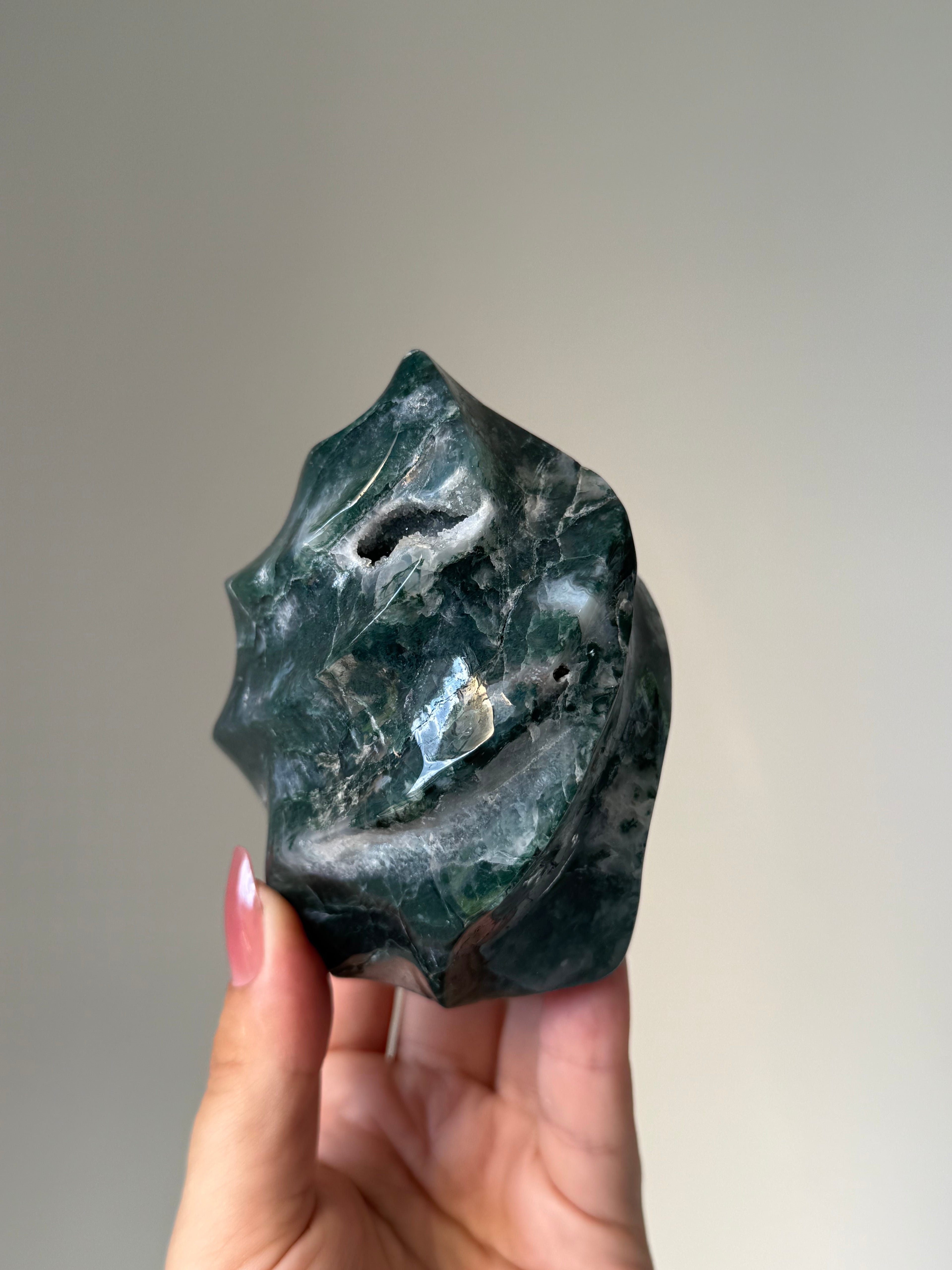 Moss Agate Flame Carving – Natural Moss Agate Crystal for Grounding, New Beginnings & Meditation Decor