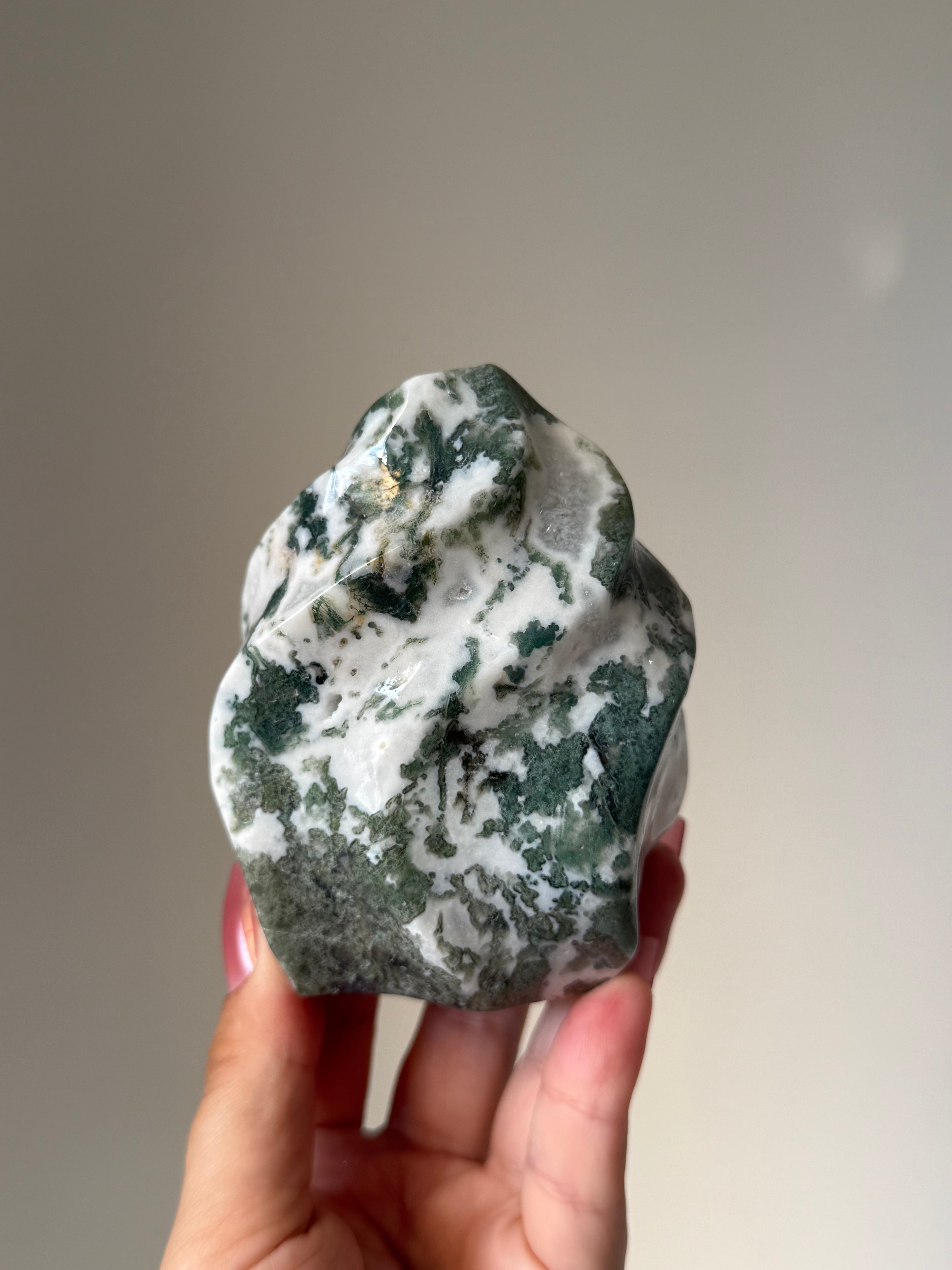 Moss Agate Flame Carving – Natural Moss Agate Crystal for Grounding, New Beginnings & Meditation Decor